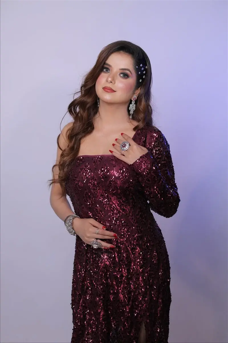 glamorous cocktail makeup with softly sculpted skin and statement eyes by Priyanshi in Roorkee