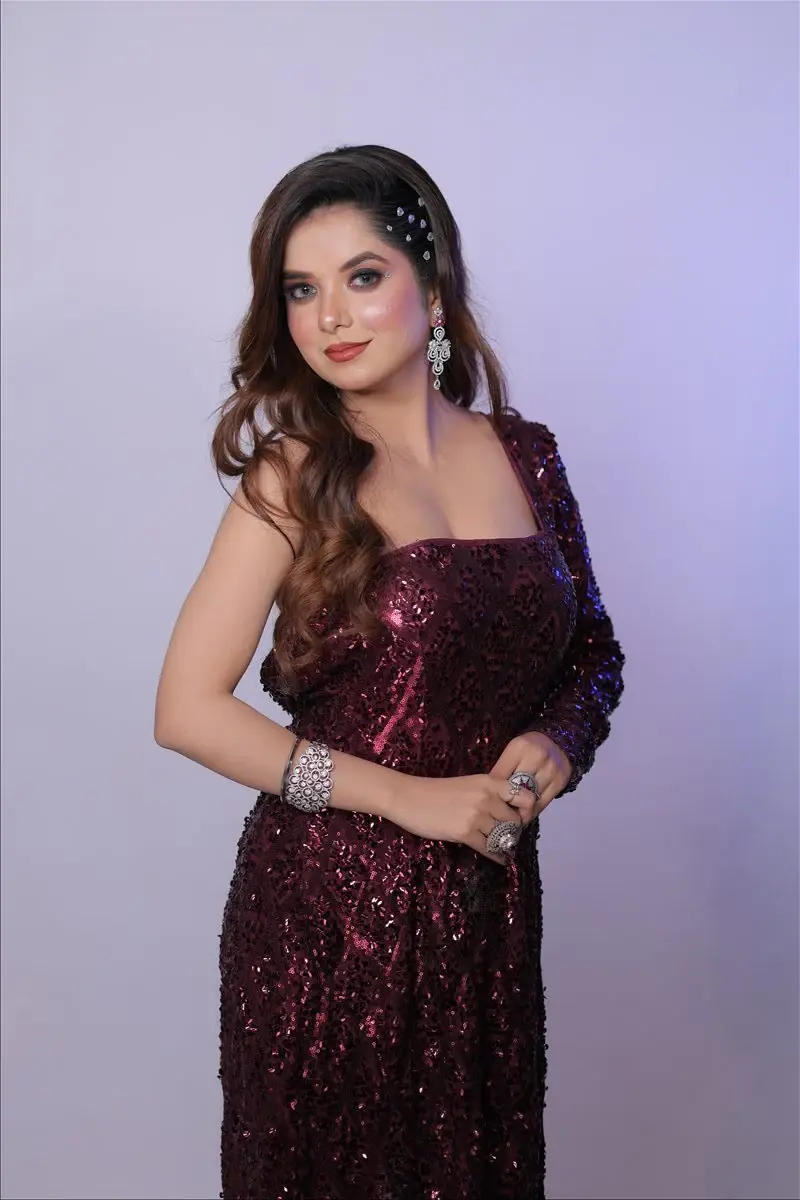 glamorous cocktail makeup with softly sculpted skin and statement eyes by Priyanshi in Roorkee