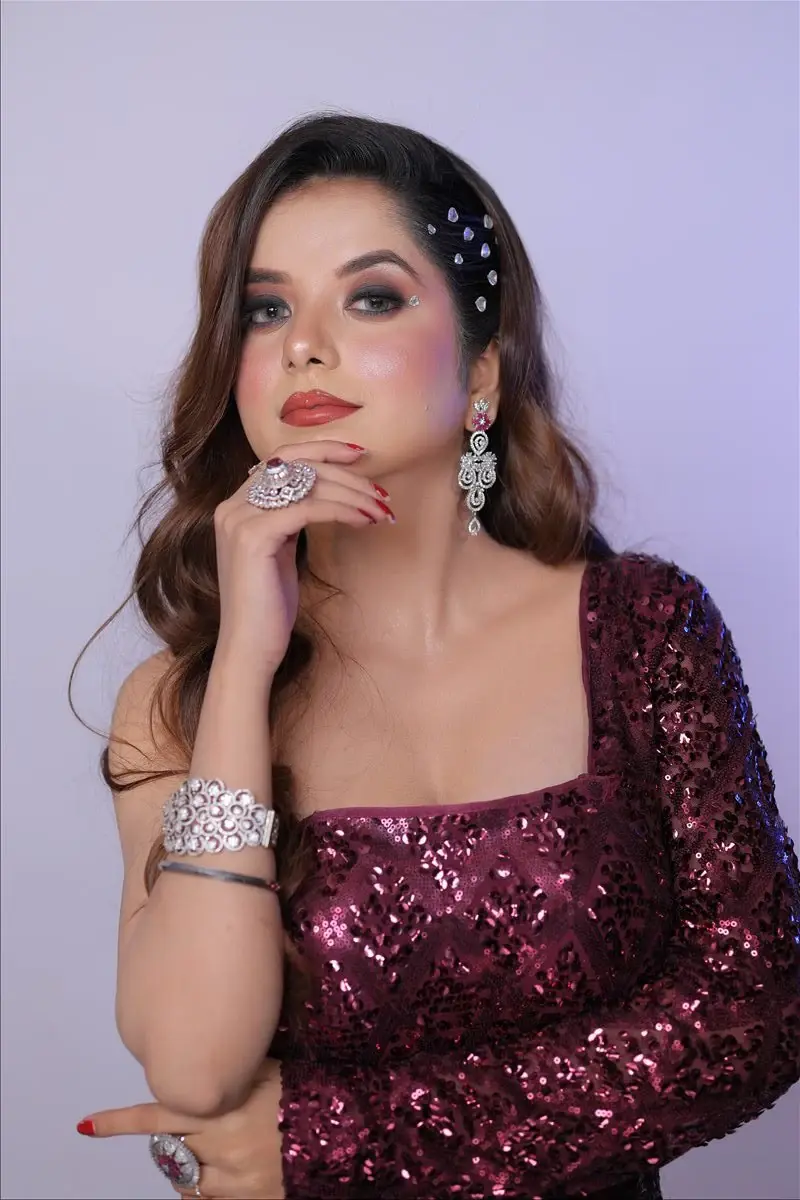glamorous cocktail makeup with softly sculpted skin and statement eyes by Priyanshi in Roorkee
