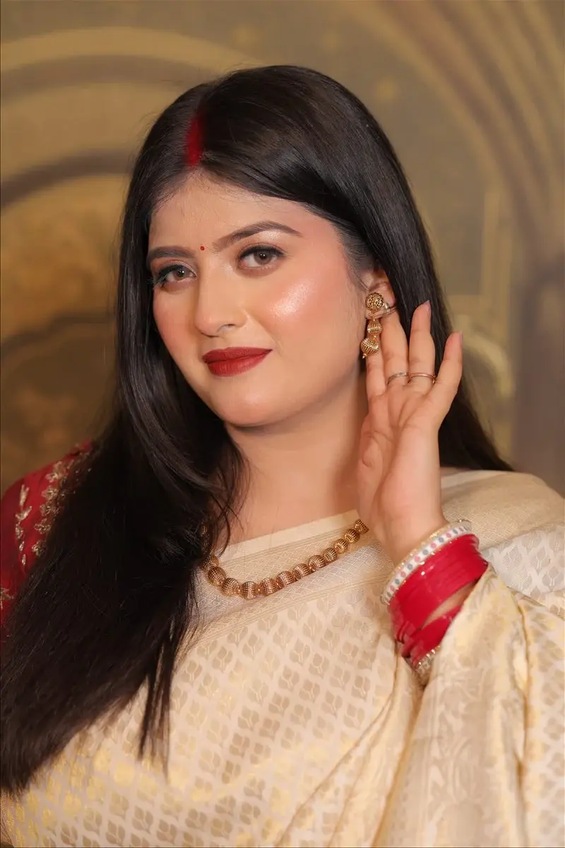 sophisticated reception makeup with balanced evening glamour by Priyanshi in Roorkee